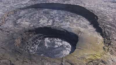 Lente approche des lacs de lave du Volcan Erta Ale