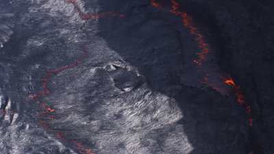 Lente approche des lacs de lave du Volcan Erta Ale