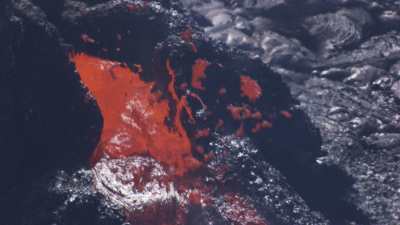 Lave noire figée et en fusion, cratère nord du Erta Ale