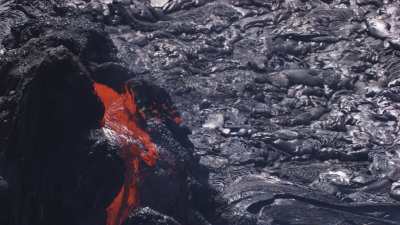 Lave noire figée et en fusion, cratère nord du Erta Ale