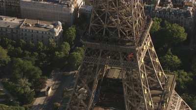 Images autour du sommet de la Tour Eiffel