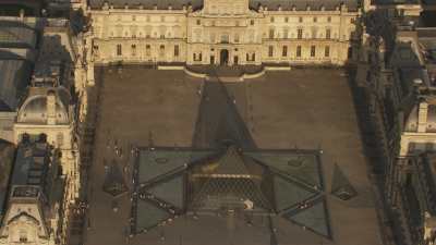Le Louvre et la Pyramide