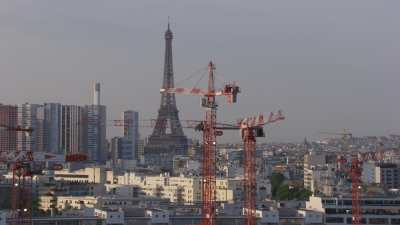 La Tour Eiffel derrière des grues de construction