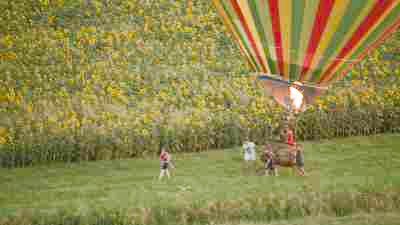 Atterrissage de montgolfière dans un champ