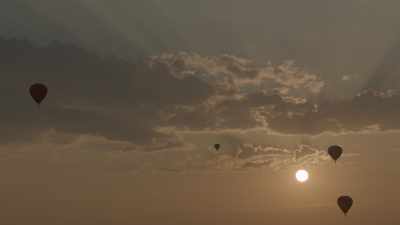 Montgolfières s'éloignant au coucher du soleil