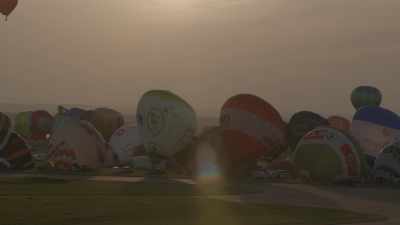 Atterrissage de montgolfières dans les champs