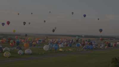 Atterrissage de montgolfières dans les champs