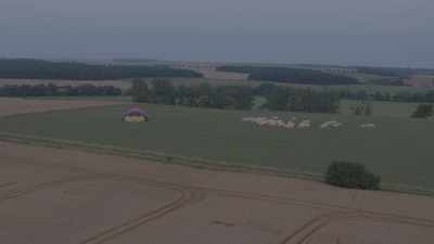 Atterrissage d'une montgolfière dans un champ