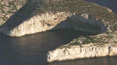 Les calanques et le cap Morgiou au dessus de la grotte Cosquer.
