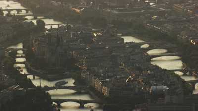 La Seine et ses ponts brillent dans la lumière crépusculaire