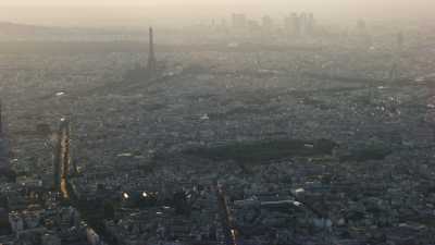 Plans larges, tours Eiffel et Montparnasse