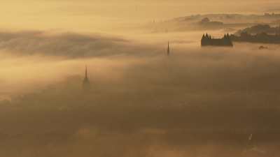 Château et ville de Saumur sous la brume