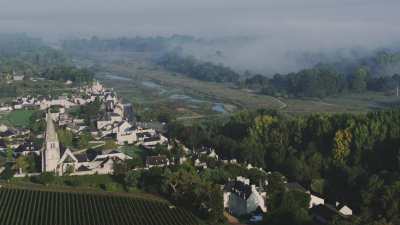 Village en tuffeau et toits d'ardoise en bord de Loire