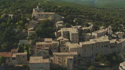 Village de Provence, clocher, forêts et champs de lavande