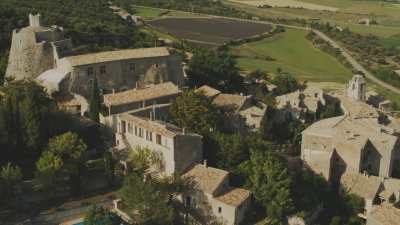 Village de Provence, clocher, forêts et champs de lavande