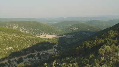 Paysages de Provence, montagnes et champs de lavande