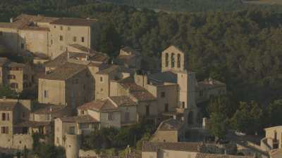 Propriétés dans les champs de lavande et village de Provence sur la crête