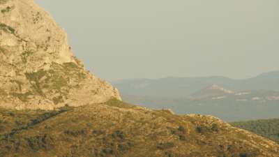 Montagnes, formations rocheuses et forêts de Provence