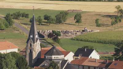 Petit village de campagne et son église