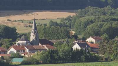 Petit village de campagne et son église