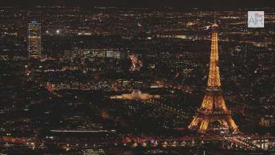 La Tour Eiffel de nuit dans le paysage parisien