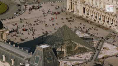 Paris : Le musée du Louvre avec la Seine / Les Invalides