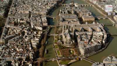 Paris : L'île de la Cité et l'île Saint-Louis avec la Seine, le centre Beaubourg