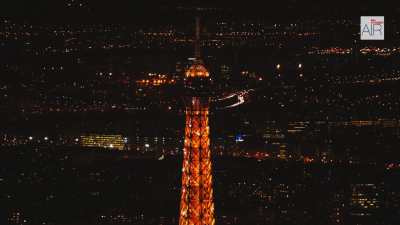 La Tour Eiffel dans le paysage parisien, séquence de nuit avec le scintillement