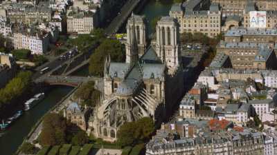 Paris : le centre historique avec la Seine et les îles / Le musée Louvre / Le Centre Beaubourg / La Place des Vosges / L'université Jussieu