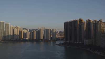 Immeubles, bateaux de pêche dans la baie à Kowloon
