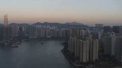 Baie Kowloon, immeubles et bateaux sous le soleil couchant
