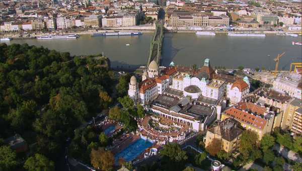 Survol des bords du Danube, de la ville et de ses monuments