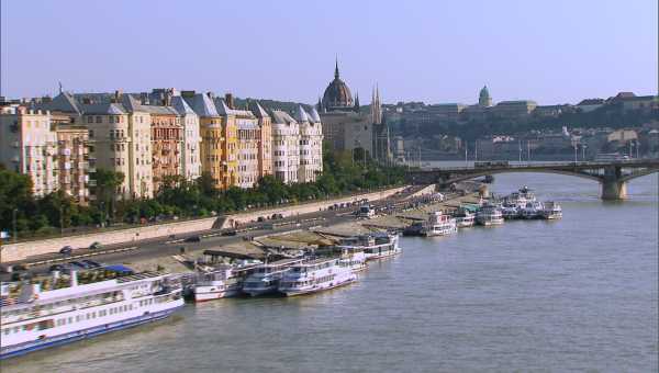 Survol des bords du Danube, de la ville et de ses monuments