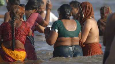Femmes se baignant lors de la Kumbh Mela