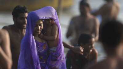 Femmes et leurs enfants lors du bain de la Kumbh Mela