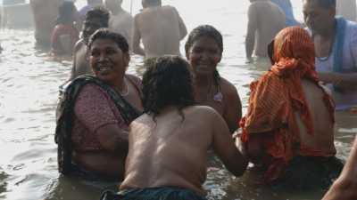 Femmes se baignant lors de la Kumbh Mela
