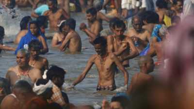 Foule se baignant lors de la Kumbh Mela