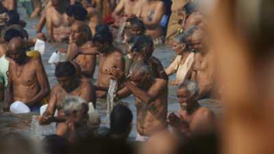 Foule se baignant lors de la Kumbh Mela