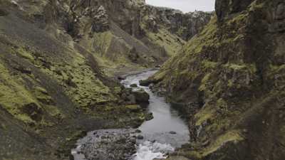 Spectaculaire canyon aux parois vertes