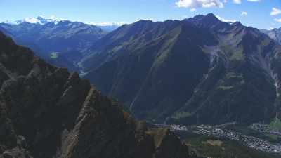 la Vallée d'Aoste entourée de montagnes
