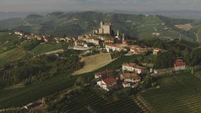 Villages de Liguries et nuages enclavés dans les collines