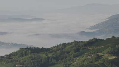 Villages de Liguries et nuages enclavés dans les collines