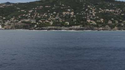 Survol d'habitation sur la côte, près de Gênes, et montagnes
