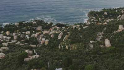 Survol d'habitation sur la côte, près de Gênes, et montagnes