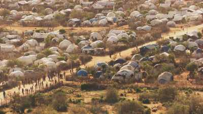 Population parmi les tentes de réfugiés, Kambioos Camp