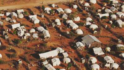 Population parmi les tentes de réfugiés, Kambioos Camp