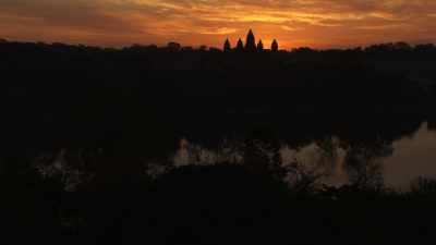 Lever de soleil orange sur Angkor Vat
