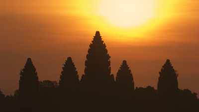 Lever de soleil orange sur Angkor Vat
