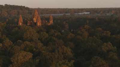 Ruines des temples d'Angkor dans la forêt