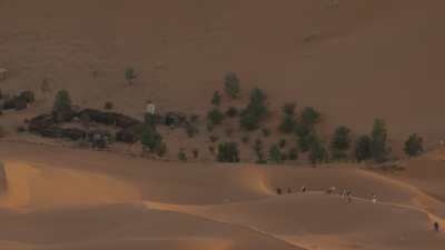 Dunes et campement touristique à Merzouga